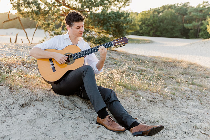 Martijn Buijnsters speelt gitaar