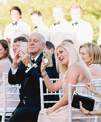 Bruiloftgasten. Martijn Buijnsters zorgt voor muziek op de bruiloft.